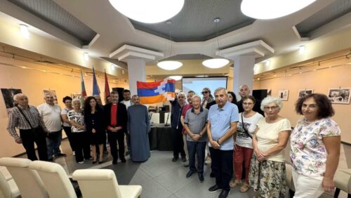 Արցախի թեմի առաջնորդը կոչ է արել համախմբվել և աջակցել շուրջ 120,000 բռնի տեղահանված արցախահայերին