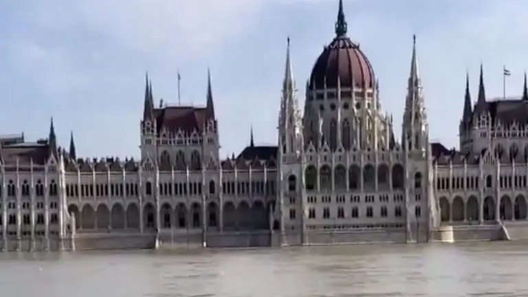 Danube overflows its banks reaching Budapest center Danube overflows its banks reaching Budapest center