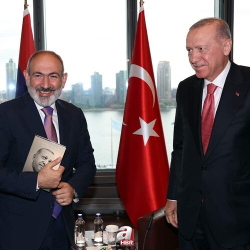 Erdogan’s book as a gift book and the broad smile: Pashinyan criticized on social media