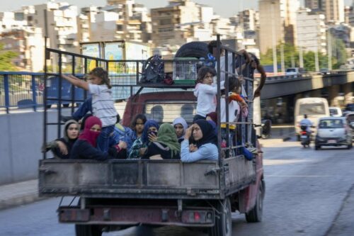 ООН: 100 000 беженцев переправились из Ливана в Сирию