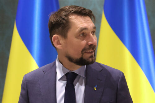 В Украине новый министр культуры: кто он? Министром культуры и информационной политики Украины назначен заместитель руководителя Офиса Президента Украины Николай Точицкий, решение было одобрено Верховной Радой, за назначение проголосовали 252 депутата. Об этом сообщил депутат Ярослав Железняк в своем Telegram-канале. Николай Точицкий родился в 1967 году в Винницкой области Украины. 1985-1987 гг. служил в Советской Армии. В 1993 году окончил факультет международных отношений Киевского государственного университета. С 1994 года занимал ряд государственных должностей в Украине. Занимал ряд государственных должностей в Украине. С 8 февраля 2010 г. по 4 февраля 2016 г. постоянный представитель Украины в Совете Европы. С 4 февраля 2016 г. по 6 апреля 2021 г. Чрезвычайный и Полномочный Посол Украины в Королевстве Бельгия. С 4 февраля 2016 г. по 6 апреля 2021 г. — Представитель Украины в Европейском Союзе и Европейском сообществе по атомной энергии. С 24 октября 2016 г. по 6 апреля 2021 г. — Чрезвычайный и Полномочный Посол Украины в Великом Герцогстве Люксембург. В 2022 году он участвовал в переговорах между Россией и Украиной. В начале сентября украинское правительство столкнулось с волной отставок ключевых министров. В частности, свои посты решили покинуть главы Министерства иностранных дел и юстиции страны Дмитрий Кулеба и Денис Малюська. В офисе Владимира Зеленского уже назвали эти отставки пиар-кампанией.