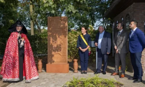 В День независимости Армении в Руселаре, Бельгия, открыт армянский хачкар