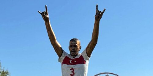 Թուրքիայում տեղադրվել է «Գորշ գայլեր»–ի նշանը ցույց տված թուրք ֆուտբոլիստի արձանը