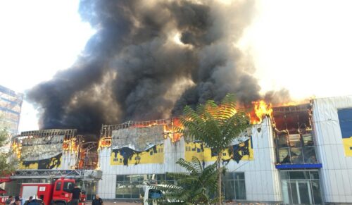 Крупный пожар на проспекте Исакова, горит склад