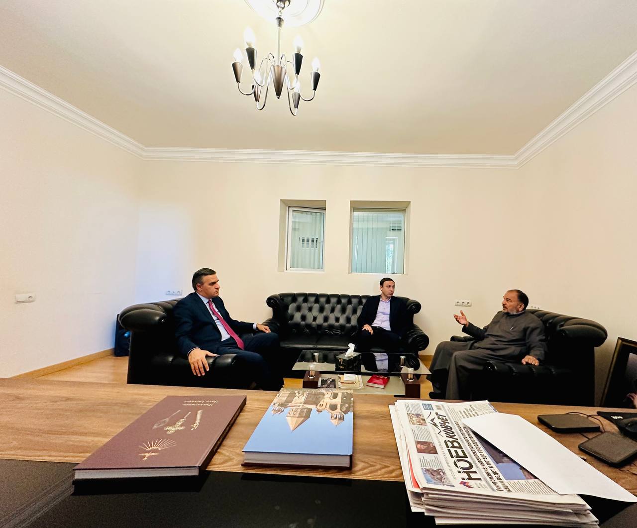 Արցախի ՄԻՊ-ը, Վրթանես սրբազանը և Թաթոյանը քննարկել են արցախահայերի իրավունքներին վերաբերող հարցեր Արցախի ՄԻՊ-ը, Վրթանես սրբազանը և Թաթոյանը քննարկել են արցախահայերի իրավունքներին վերաբերող հարցեր