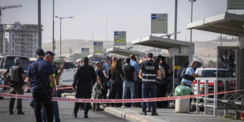 В Израиле грузовик врезался в автобусную остановку