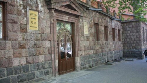 МВД Армении: В ереванской школе №19 ученик выпустил из баллончика вещество, вызывающее кашель
