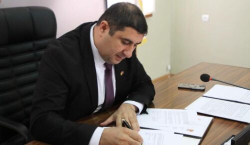 Գյումրու ավագանու 14 անդամները՝ քաղաքապետի գլխավորությամբ, ներկայացրել են մանդատներից հրաժարվելու արձանագրությունը