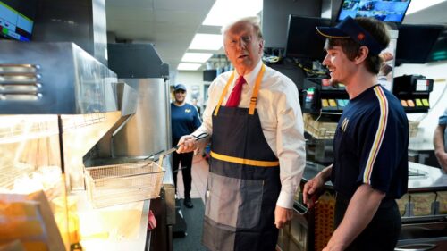 Trump serves McDonald’s customers during election campaign