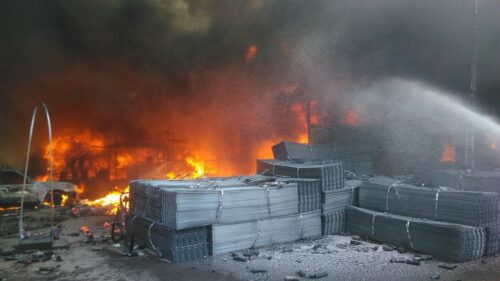 Հրդեհ Շադաբադի երկաթուղային շուկայում. վտանգավոր նյութեր և ավտոմեքենաներ են այրվում