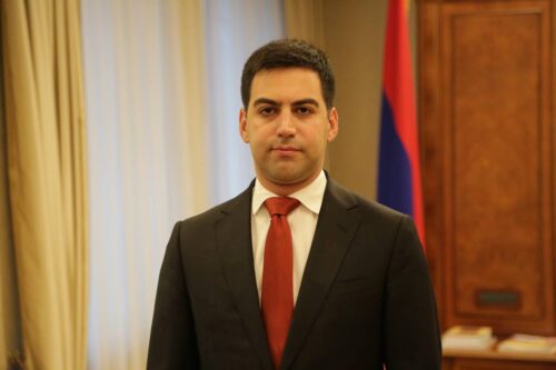 Рустам Бадасян написал заявление об отставке: он выступил с заявлением