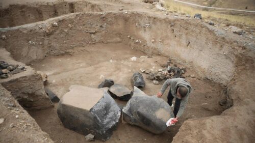 Վանում 1 տոննա կշռող ուրարտական արձան է հայտնաբերվել