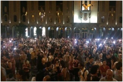 Протестующие в Грузии собрались у парламента страны, проспект Руставели закрыт