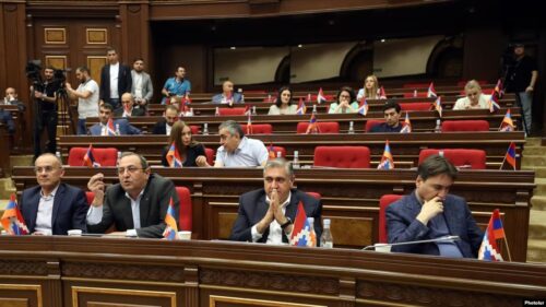 EADaily: Доступ оппозиции РА к проекту мирного документа с Баку станет головной болью для властей