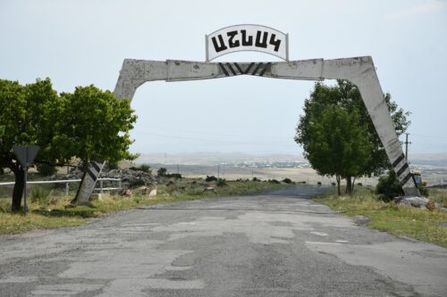 Заменить фотографию Монте Мелконяна художественной картиной: почему уволили главу Ашнака?