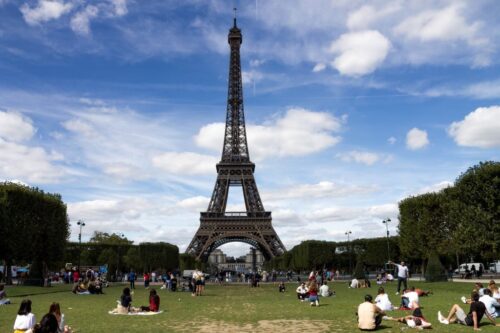 На Эйфелевой башне вспыхнул пожар, около 1200 человек были эвакуированы