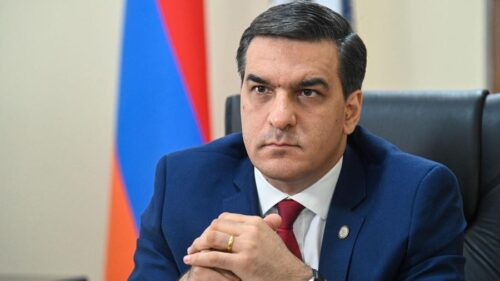 Арман Татоян: Как можно хвастаться ремонтом крыш, когда Неркин Ханд с 3-х сторон окружен азербайджанскими позициями?