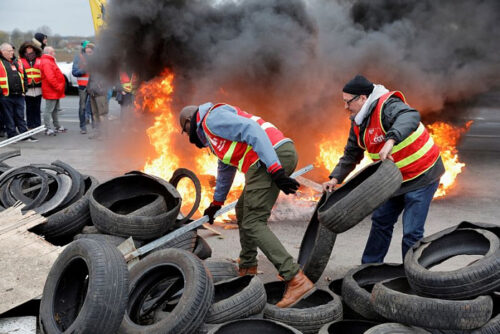 Ցուցարարներն անվադողեր են այրում Կինշասայում ԱՄՆ-ի և Ֆրանսիայի դեսպանատան առջև