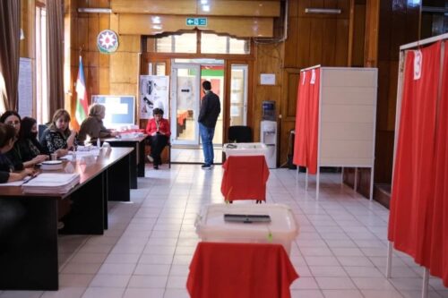 Выборы в Азербайджане прошли без международных наблюдателей и СМИ, но с фальсификацией и мошенничеством