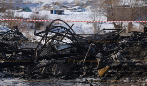 Обвиняемый по делу о пожаре в казарме в селе Азат, в результате которого погибли 15 военнослужащих, Егише Акопян и адвокат потерпевших провели личную беседу