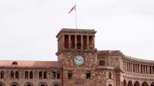 ՀՀ-ի ղեկավարությունը ցանկանում է նստել միանգամից մի քանի աթոռների վրա և հարթել ՌԴ-ի հետ հարաբերությունները. Известия