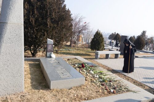Католикос всех армян посетил пантеон «Ераблур», чтобы почтить память храбрых воинов, отдавших свою жизнь во имя Родины
