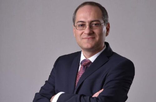 Он может кусаться, плакать, пинаться, кричать и угрожать жалобой в вышестоящие инстанции, но… не волнуйтесь, это старый иджеванский обычай: ответ офиса первого президента и АНК Пашиняну