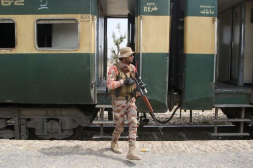 В Пакистане боевики угрожают убить пассажиров захваченного поезда: правительство принимает меры