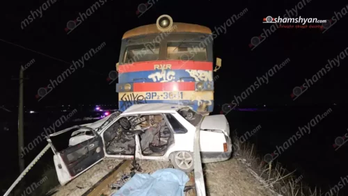 В Арарате столкнулись пассажирский поезд и автомобиль, есть погибшие и раненые
