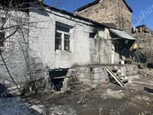 Частичное обрушение в Гюмри: от части стены одного из домов откололись камни