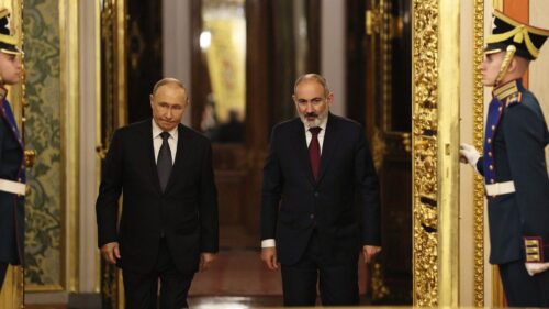 Ереван по какой-то непонятной причине хочет сохранить напряженные отношения с Москвой: российская пресса