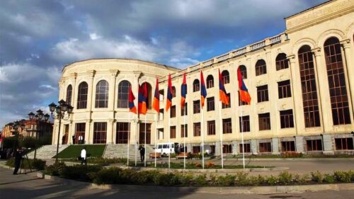 Сколько мандатов необходимо, чтобы стать мэром Гюмри, и какова процедура выборов?