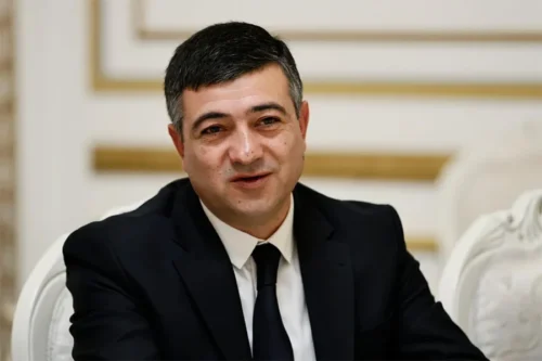 Сарик Минасян асфальтирует дороги, обещает организовать похороны гражданина, но привлекают к суду другого кандидата