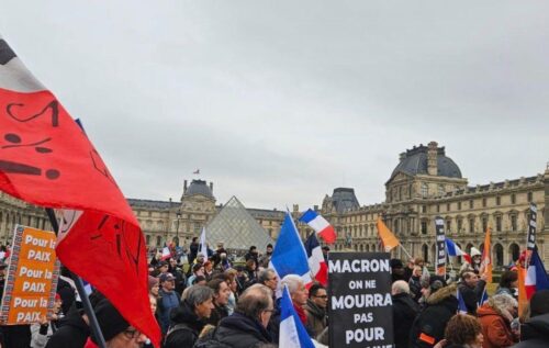 Protest in Paris against plans to send troops to Ukraine