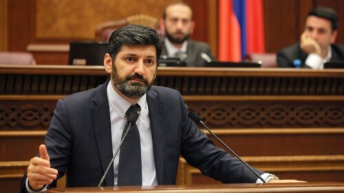 Кто такой Ваге Григорян, подавший в отставку с должности судьи Конституционного суда, и чем он известен?