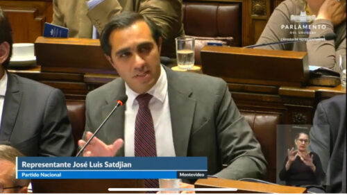 Парламент Уругвая единогласно принял заявление, призывающее Азербайджан немедленно освободить всех армянских пленных