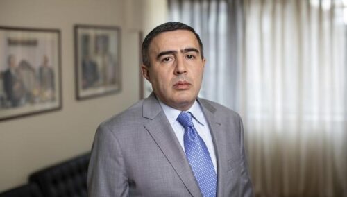 Ես կարծում եմ, որ Ալեն Սիմոնյանը ադրբեջանական եֆրեյտոր-շպիոնի և թուրքական գործակալի կարգավիճակ ունի. Բագրատ Միկոյանը՝ Ալեն Սիմոնյանին