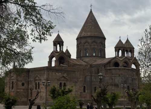 Զավեշտալի է, որ ԽՍՀՄ իշխանությունների ազգաշինարարության արդյունքում «ադրբեջանցի» էթնոնիմն ստացած ժողովրդի հոգևոր առաջնորդը փորձում է վիճարկել պատմականությունը հայ ժողովրդի. Մայր Աթոռի պատասխանը Ալլահշուքյուր Փաշազադեին