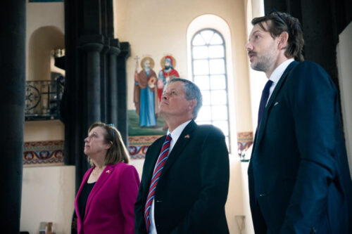 Ամերիկացի սենատոր Դեյնզն այցելել է Գյումրու Սբ․ Ամենափրկիչ եկեղեցի