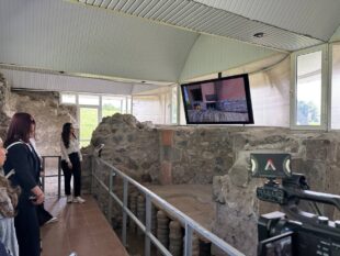 Գառնու տաճարի արքունական բաղնիքը՝ 3D մոդելավորմամբ. հոլովակում վերարտադրվել է իրական պատկերը