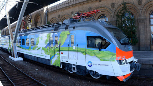 ЮКЖД: Машинист немедленно применил звуковые сигналы и экстренное торможение, однако столкновение предотвратить не удалось