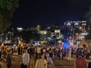 В Тбилиси прошел марш оппозиционеров в День Европы (фото, видео)
