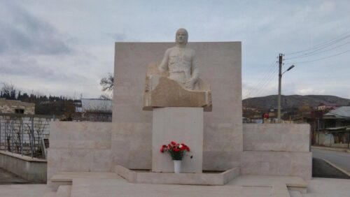 В Мартуни разрушен памятник Гарегину Нжде