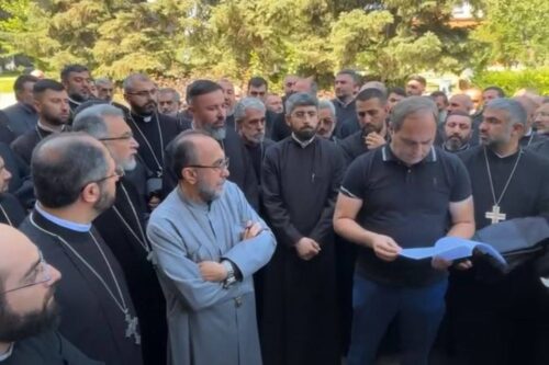Србазан, вы никуда не пойдете, если они собираются вас забрать, пусть забирают всех: духовенство в защиту архиепископа Микаэла