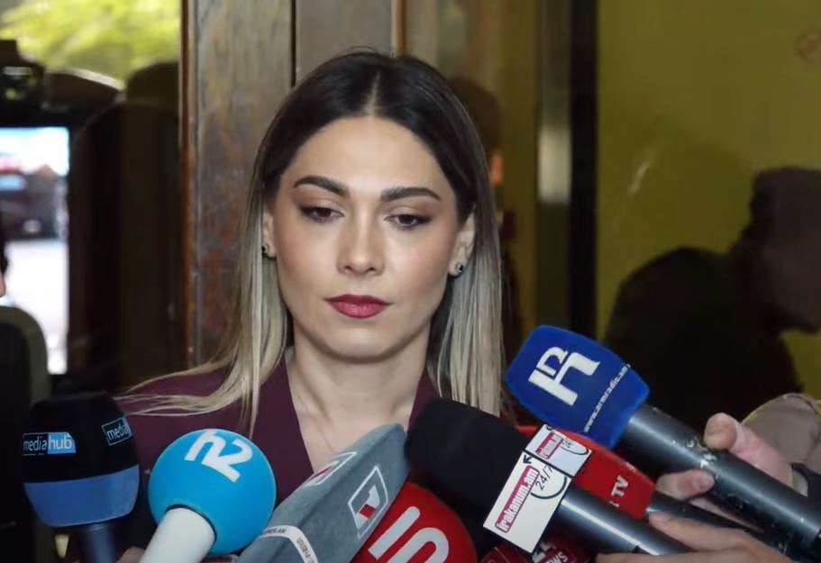 Մեմերի կերպար եմ դառնում ձեր պատճառով․ Գալյանը՝ լրագրողներին Մեմերի կերպար եմ դառնում ձեր պատճառով․ Գալյանը՝ լրագրողներին