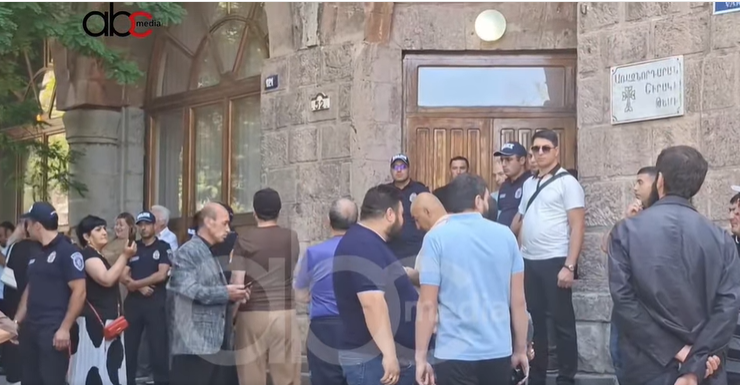 Tense situation in Gyumri as nobody allowed to enter diocese residence Tense situation in Gyumri as nobody allowed to enter diocese residence