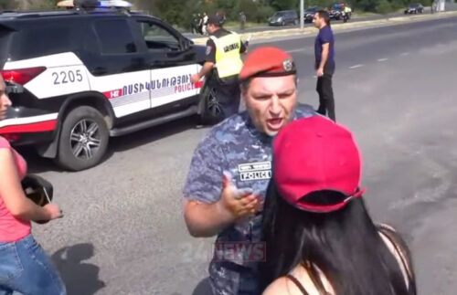 Ударивший журналистку полицейский уволен