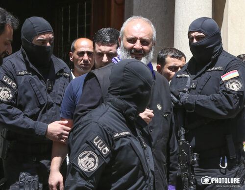 Что известно о массовых арестах священнослужителей и оппозиции властями Армении: репортаж ТАСС