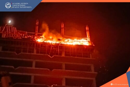 На улице Арно Бабаджаняна вспыхнул пожар