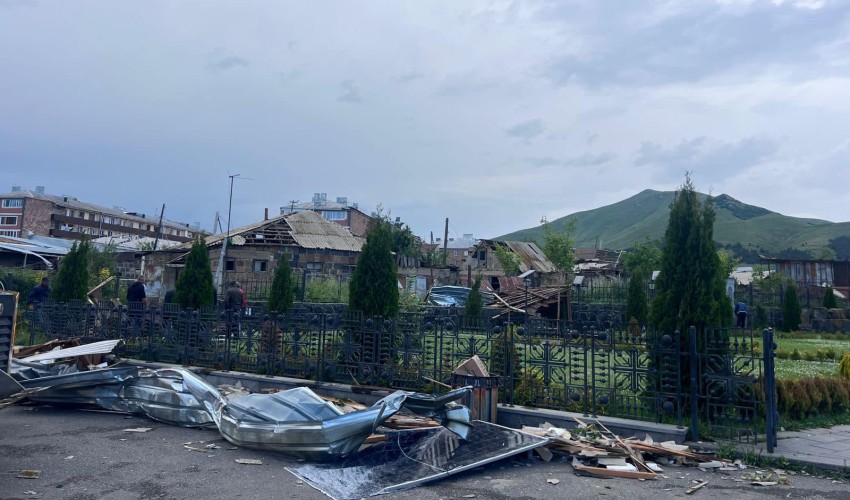 Некоторые районы Апарана до сих пор остаются без электричества после торнадо Некоторые районы Апарана до сих пор остаются без электричества после торнадо